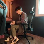 Jakapan Puttha Instagram – ไม่เคยคิดว่า ตอนเด็กผมที่เคยร้องเพลงพวกพี่เขา และวันนี้จะได้มาร่วมงานกับพวกพี่ๆ โคตรดีใจเลยครับ 💙😎 #buildfirstsoloconcert #TheREBORNBuild