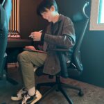 Jakapan Puttha Instagram – ไม่เคยคิดว่า ตอนเด็กผมที่เคยร้องเพลงพวกพี่เขา และวันนี้จะได้มาร่วมงานกับพวกพี่ๆ โคตรดีใจเลยครับ 💙😎 #buildfirstsoloconcert #TheREBORNBuild