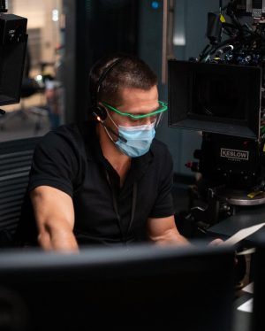 Jake Gyllenhaal Instagram - In two weeks #TheGuilty is out worldwide on @Netflix. Our incredible crew led by the great @AntoineFuqua made this movie happen amidst the global pandemic. I’m really proud of it.

Can’t tell you what happens in it but I can tell you that for the second time he made me cut my man bun off. He did the same thing for Southpaw. I don’t know if I can ever forgive him, but I do know it was an honor both times. Evidence above.

The Guilty premieres worldwide on @Netflix October 1, sans bun.