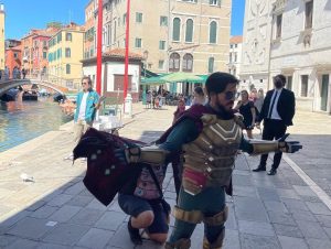 Jake Gyllenhaal Instagram - Ran into an old friend in Venezia.