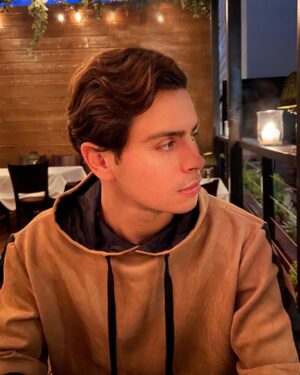 Jake T. Austin Instagram - Outdoor dining 🎑
Your weekend plans? Comment below 📲