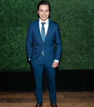 Jake T. Austin Instagram - Dapper with this dude @davidhenrie 
And congrats on the new show @mrjerryoc (suiting: @indochino #indochino #indochinoSS19)