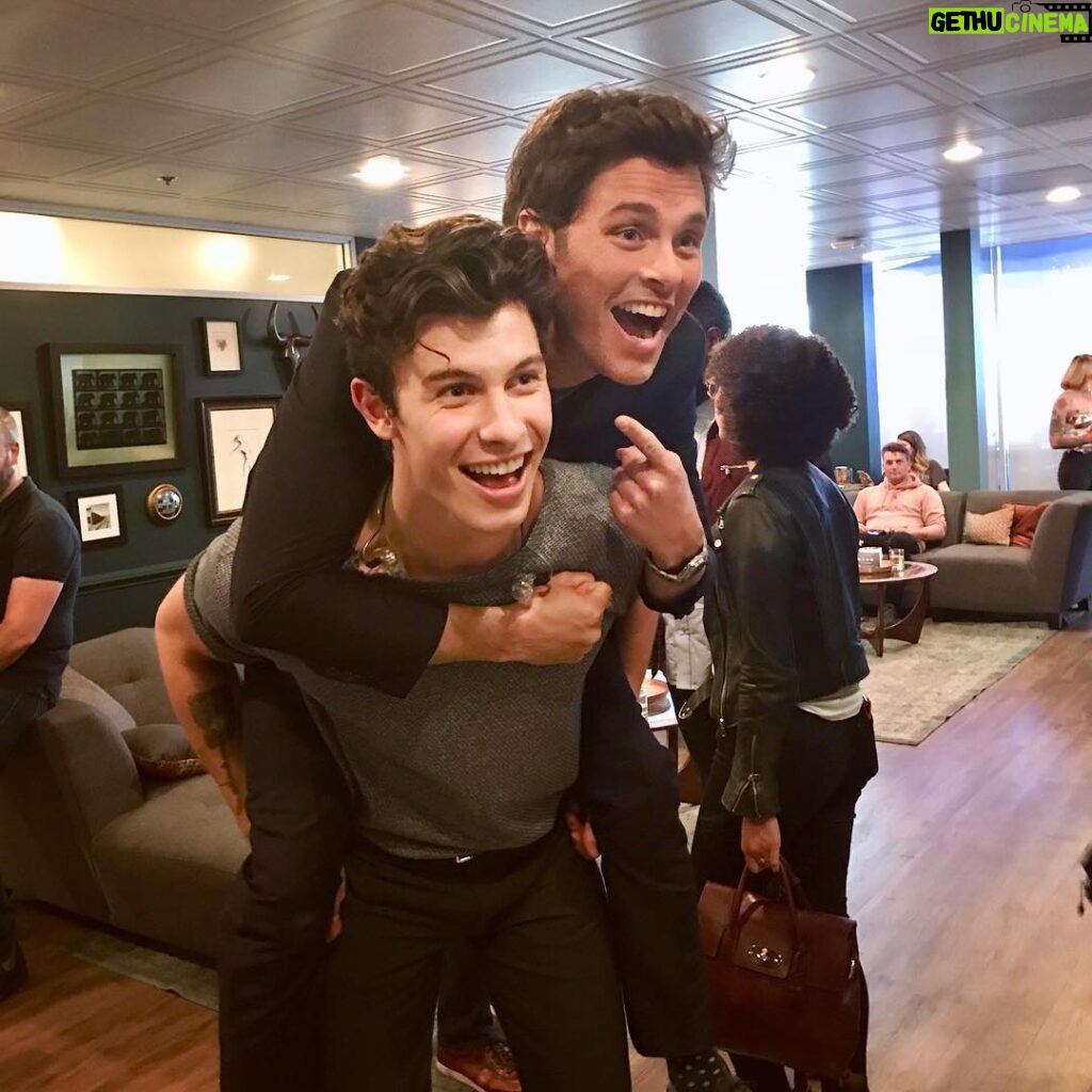 James Marsden Instagram - I caught a Shawn Mendes! Watch tonight on @latelateshow with @j_corden #theressomeoneholdinghisback🎶