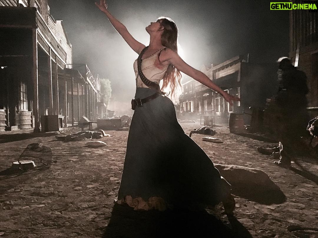 James Marsden Instagram - I snapped this shot of the amazing @evanrachelwood between takes on one of our night shoots. Tune in Sunday for episode 7 of season two on @hbo #westworld