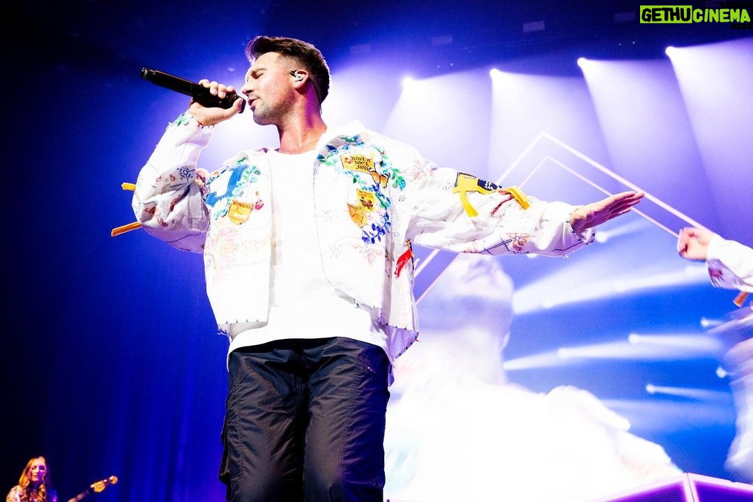 James Maslow Instagram - Can’t believe The Can’t Get Enough Tour is already underway! Ft. Worth, y’all showed up and made my night. Truly one of the most fun shows I’ve ever played. OK we’re coming for you next! Comment what your favorite part was if you were there last night 🤙🏼 📸 @parisvisone @aarongatewoodx Dickies Arena