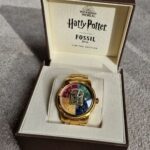 James Phelps Instagram – What time is it I hear you ask?.. We are very excited to announce the @Fossil #HarryPotterxFossil collection of watchesvand jewellery! Every house represented (Obviously Hufflepuff being the best). Join Oliver and I tomorrow (26th October) on Fossil.com at 6pm BST /1pm EST showing and explaining more of the collection.