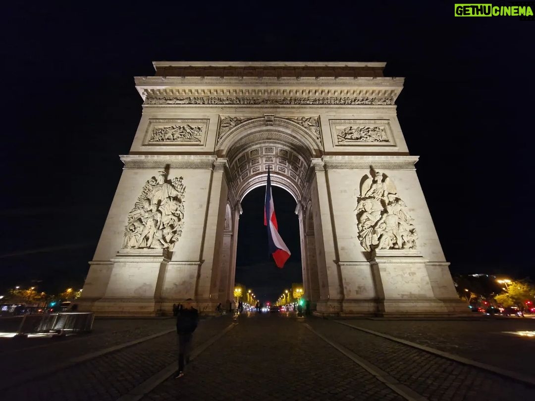 James Phelps Instagram - Paris, tu m'as manqué ! Night time wonder with my bro. I've been to Paris many times but first time up thr Arc de Triomphe. #traveltip go up here to get great views of the the Eiffel Tower & rest of the city. #Paris #pommefritestime #hashtagforthesakeofit 🇫🇷