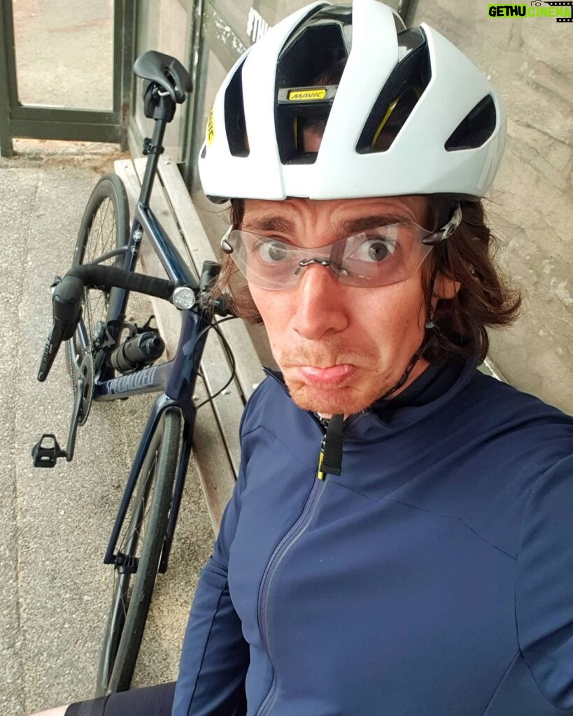James Phelps Instagram - Early morning ride was going well till my front tyre blew with 60k to go. Lesson here kids- always make sure you pack your pump and tube! I hope the bus is nice on a Sunday morning... 🤪🙈🐌 #sundayfunday #ItsComingHomeOnABus #cyclinglife