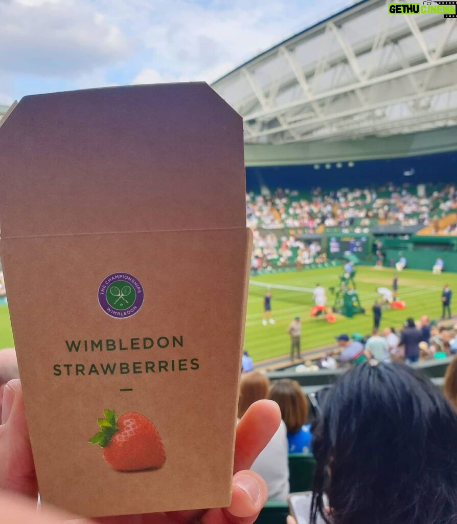 James Phelps Instagram - Got to be done 🎾+🍓=😎 #StrawberriesPimmsTennis #TheChampionships #Wimbledon