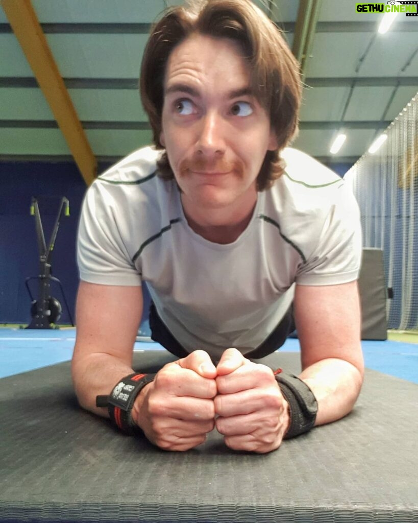 James Phelps Instagram - How to slow down time.... #plank What do people think about when they plank btw? #YesIWaitedForTheRoomToBeEmptyToTakeThisPhotoAsYouNeverWantToBeOneOfThosePeople #hashtagforthesakeofit (3 min plank, 60 seconds normal- 30secs left foot, 30 secs right foot, 60 secs together. 3 times round)