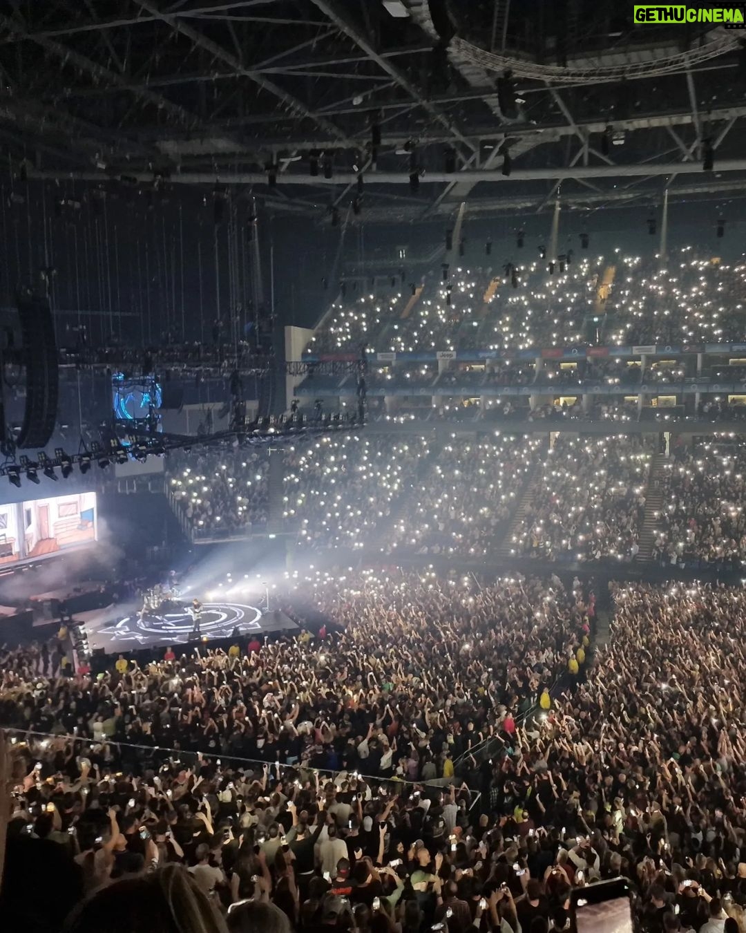 James Phelps Instagram - 🎵 What's my age again?🎵 It was so much fun watching one of my fav bands, @blink182 , in London last night. No voice left today, and my feet hurt from dancing, but it was worth it. Big thanks to @o2uk for the invite and the #o2priority queue jump 😎 #WhereAreYouuuu #YouCantBeatAGoodRockShow 🤙 The O2