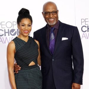 James Pickens Jr. Instagram - My gal Kelly, a little Greys Father’s Day ✌🏾