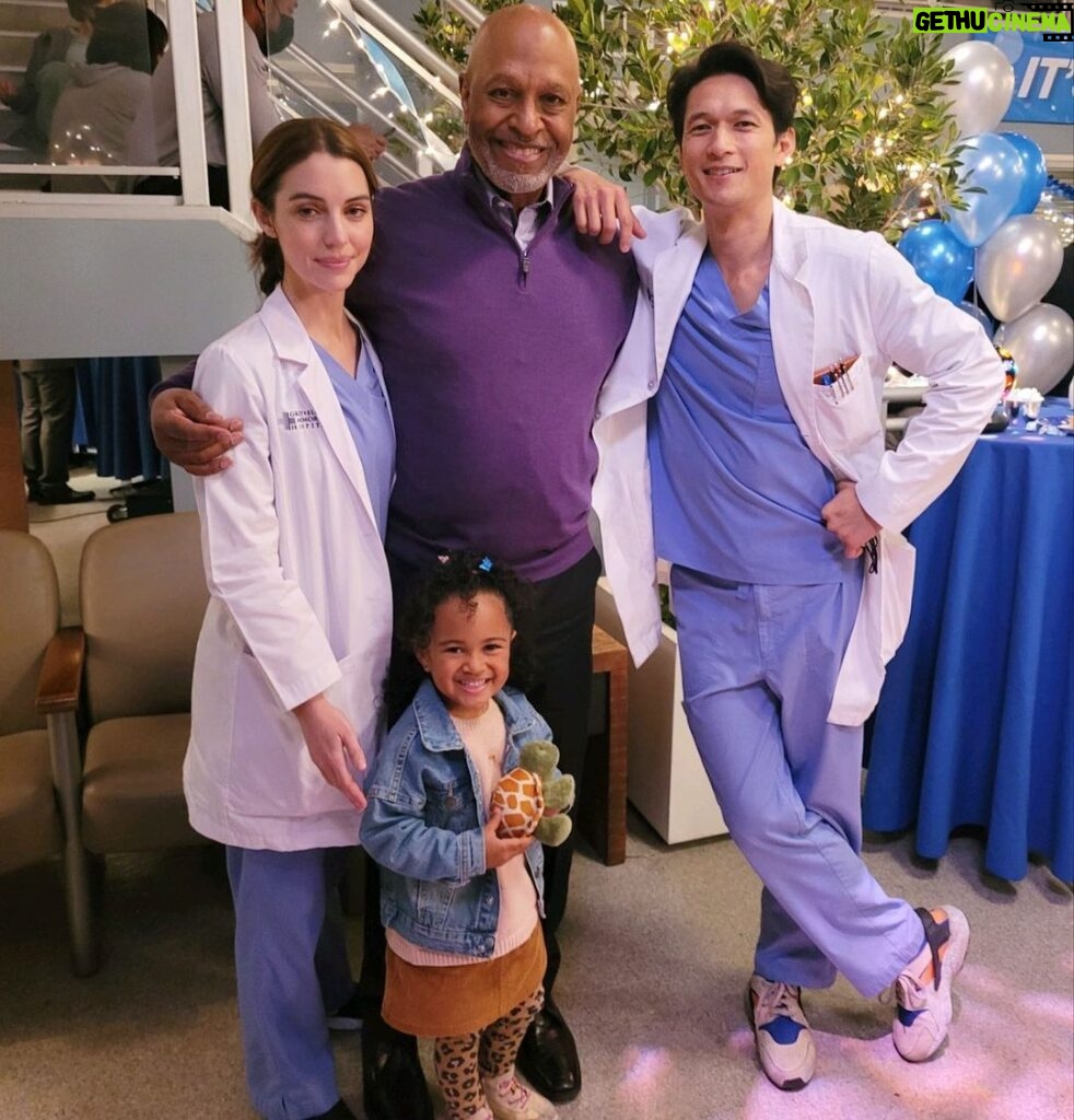 James Pickens Jr. Instagram - With Addie , Harry and Pru. Thanks for tuning in last night! Happy Friday friends✌🏾