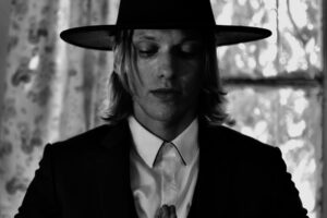 Jamie Campbell Bower Instagram - Behind the scenes of the I Am music video. Out now. Link in bio.
Thank you so much to @melaniejunefx @vcordero6 @fauxbias.forge @industrialismfilms @5bartistsmedia @iandickinson @britpopross and the whole team for pulling something magical together. X