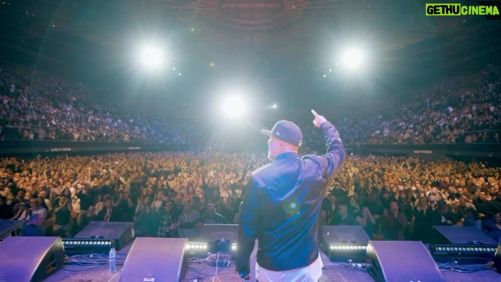 Jamie Foxx Instagram - @jokoy BIGGUPS!!!!!!! Continue to light the world on fire, my friend! What they GON say now? Six sold out shows at the forum!!!!! Geeeeeesh!!! Stay on they head!!!! #backonmyfunnyshit