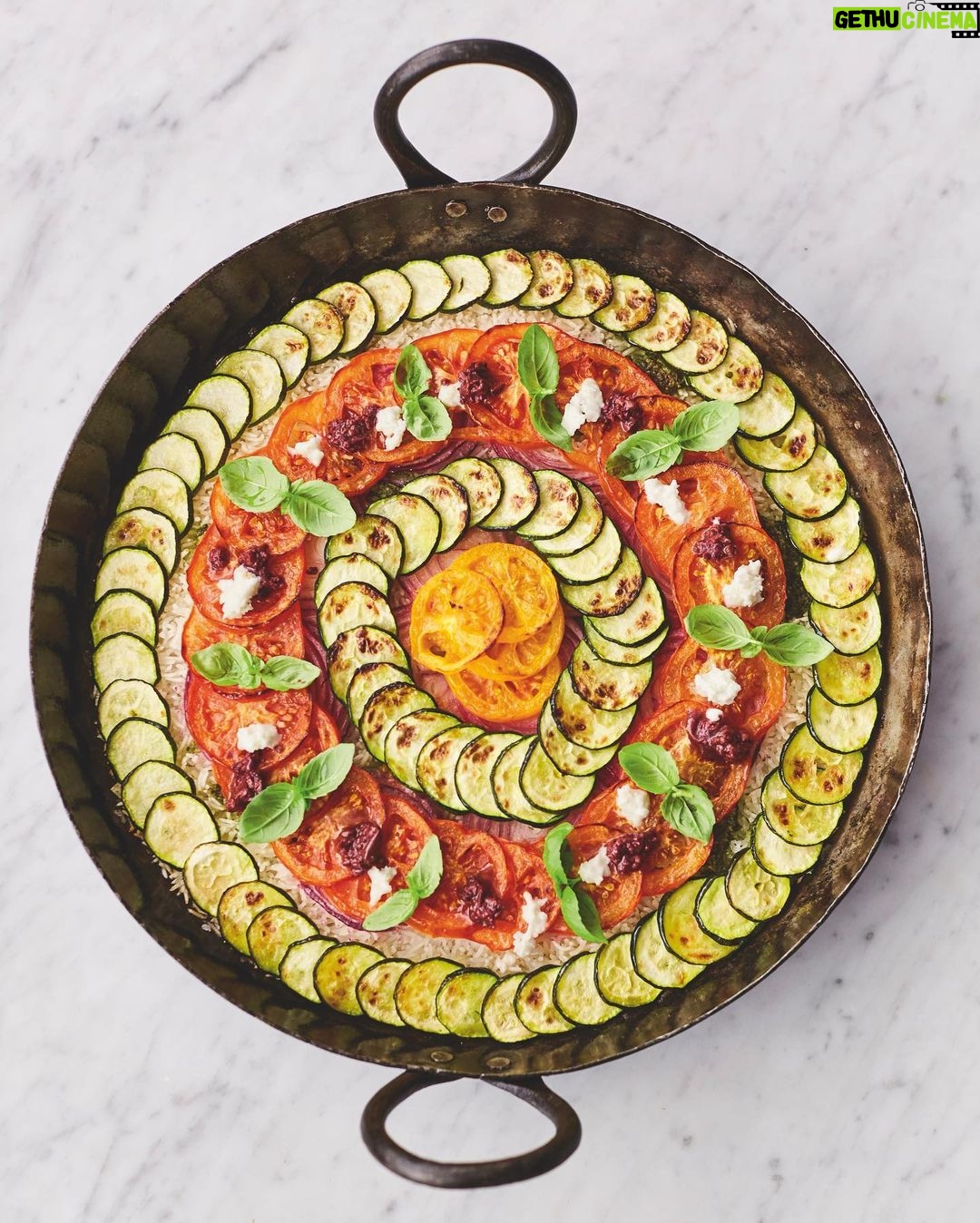 Jamie Oliver Instagram - We all know that feeling when it’s time for dinner after a long day and you just want something fast and easy to whack in the oven. Loads less washing up is a bonus too ha ha ! I’ve put together 16 simple oven baked dishes for you lovely lot for that exact reason and you can find the link for them all in my bio ! Xxx #dinnerideas #easycooking #traybake