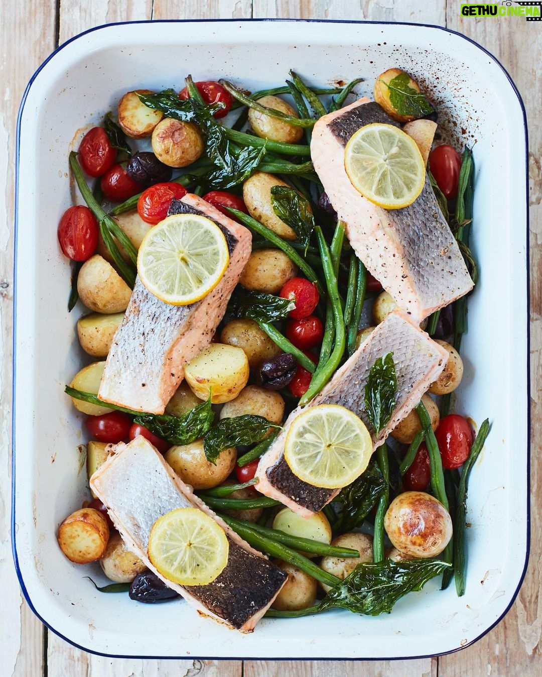 Jamie Oliver Instagram - We all know that feeling when it’s time for dinner after a long day and you just want something fast and easy to whack in the oven. Loads less washing up is a bonus too ha ha ! I’ve put together 16 simple oven baked dishes for you lovely lot for that exact reason and you can find the link for them all in my bio ! Xxx #dinnerideas #easycooking #traybake