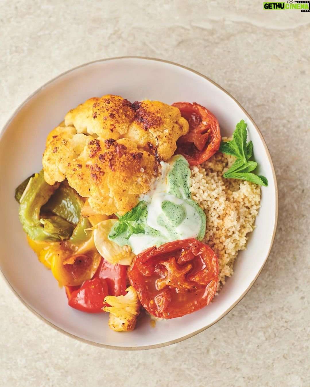 Jamie Oliver Instagram - We all know that feeling when it’s time for dinner after a long day and you just want something fast and easy to whack in the oven. Loads less washing up is a bonus too ha ha ! I’ve put together 16 simple oven baked dishes for you lovely lot for that exact reason and you can find the link for them all in my bio ! Xxx #dinnerideas #easycooking #traybake