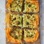 Jamie Oliver Instagram - We all know that feeling when it’s time for dinner after a long day and you just want something fast and easy to whack in the oven. Loads less washing up is a bonus too ha ha ! I’ve put together 16 simple oven baked dishes for you lovely lot for that exact reason and you can find the link for them all in my bio ! Xxx #dinnerideas #easycooking #traybake