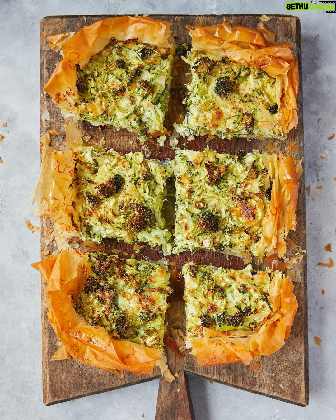 Jamie Oliver Instagram - We all know that feeling when it’s time for dinner after a long day and you just want something fast and easy to whack in the oven. Loads less washing up is a bonus too ha ha ! I’ve put together 16 simple oven baked dishes for you lovely lot for that exact reason and you can find the link for them all in my bio ! Xxx #dinnerideas #easycooking #traybake