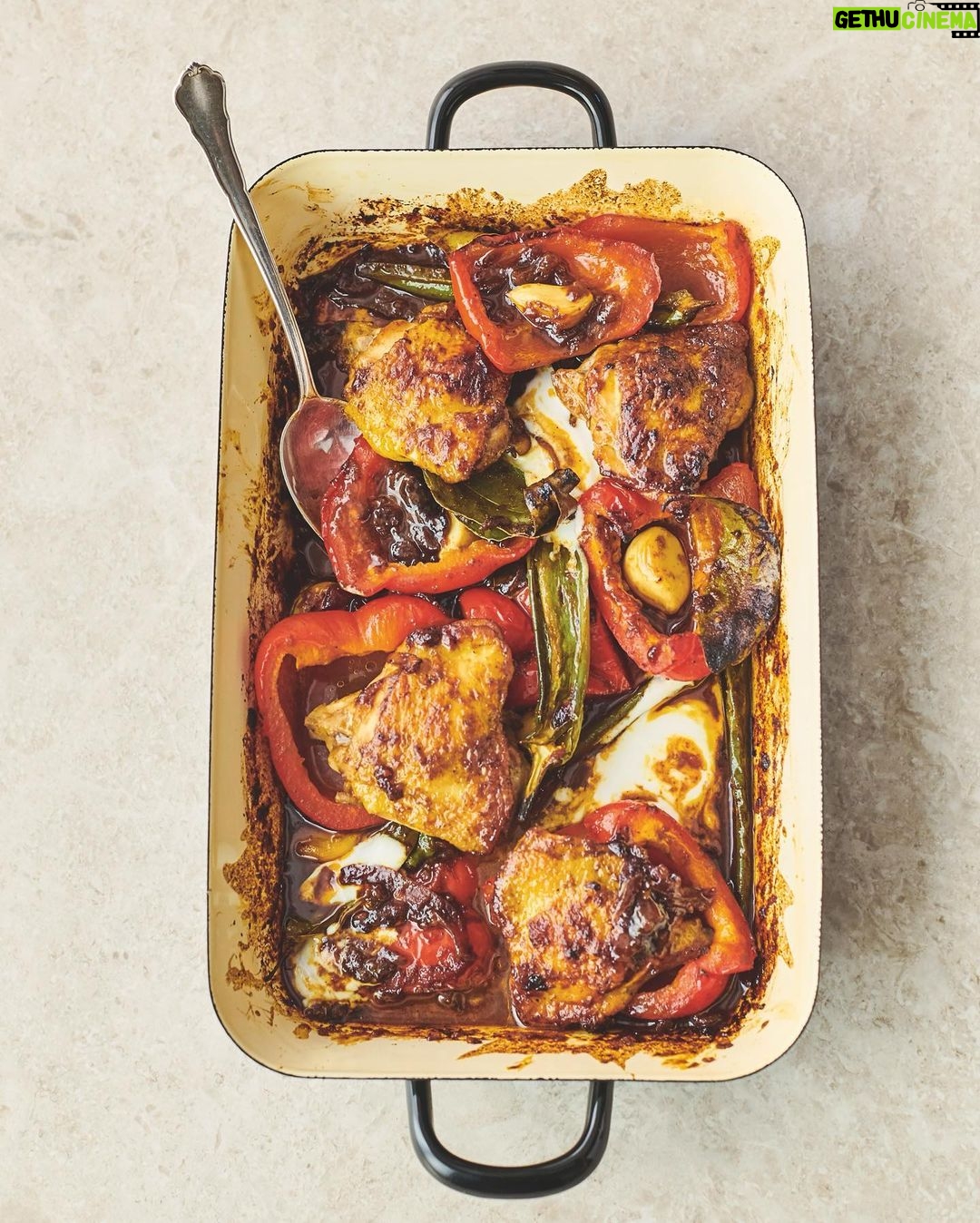 Jamie Oliver Instagram - We all know that feeling when it’s time for dinner after a long day and you just want something fast and easy to whack in the oven. Loads less washing up is a bonus too ha ha ! I’ve put together 16 simple oven baked dishes for you lovely lot for that exact reason and you can find the link for them all in my bio ! Xxx #dinnerideas #easycooking #traybake