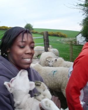 Jamie Oliver Instagram - We love you Davina 🙏🏼 Rest in peace dear wonderful lady ! The world has lost another shining light ….It was a joy to have you in our Fifteen family a life bond that is so very very deep and meaningful….you went on to inspire so many, your grace, joy & positivity will be sorely missed. As you would always say “ I got nothing but piece and love for everyone” So much love to your amazing family and friends jamie oxxx