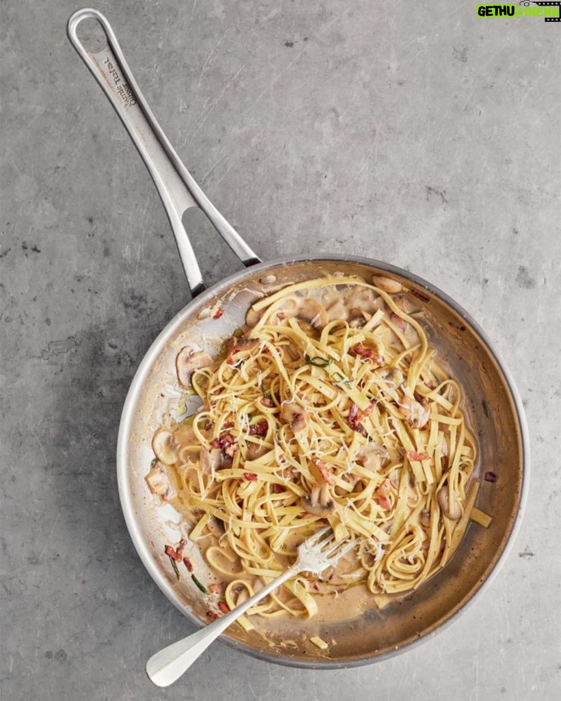 Jamie Oliver Instagram - In my house there is no such thing as too much carbonara ! It’s become a total staple in pretty much all of my books and every week it’s one of the most searched terms on my website, so I know you guys love it as much as I do. And these are some of my favourites from throughout the years.......check them out !! 💛Classic Carbonara 💛Asparagus Carbonara 💛Chestnut Carbonara 💛Sweet Leek Carbonara 💛Easy Sausage Carbonara 💛Mushroom Carbonara 💛Carbonara Cake And I’ve got the recipe link in my bio for @gennarocontaldo‘s classic spaghetti carbonara which is a real thing of beauty x x x