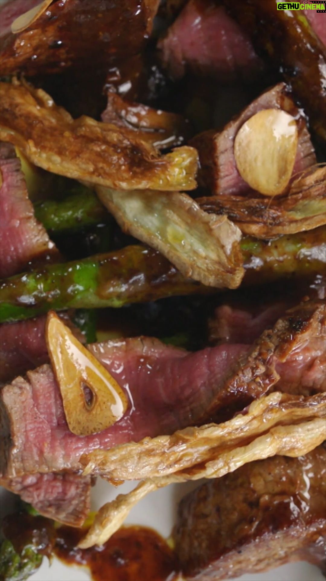 Jamie Oliver Instagram - If my little dance at the end of this video doesn’t make you wanna give this recipe a go I’m not sure what will ha ha ! Hit the link in my bio to get cooking x x #steak #quickandeasy #dinnerideas