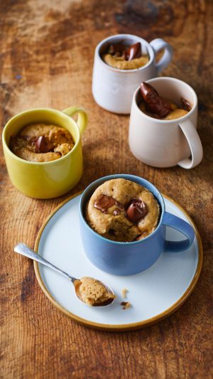 Jamie Oliver Instagram - When it comes to a quick and easy dessert it doesn’t get much simpler than this microwave mug cake.....you can make it in just 10 minutes !! This really is one of life’s simple pleasures and you can mix up the flavours with whatever you like too, a little lemon zest or an espresso shot added in are both delicious ! Find the recipe in my bio and give it a go ! x x x

#microwave #mugcake #budgetfriendly