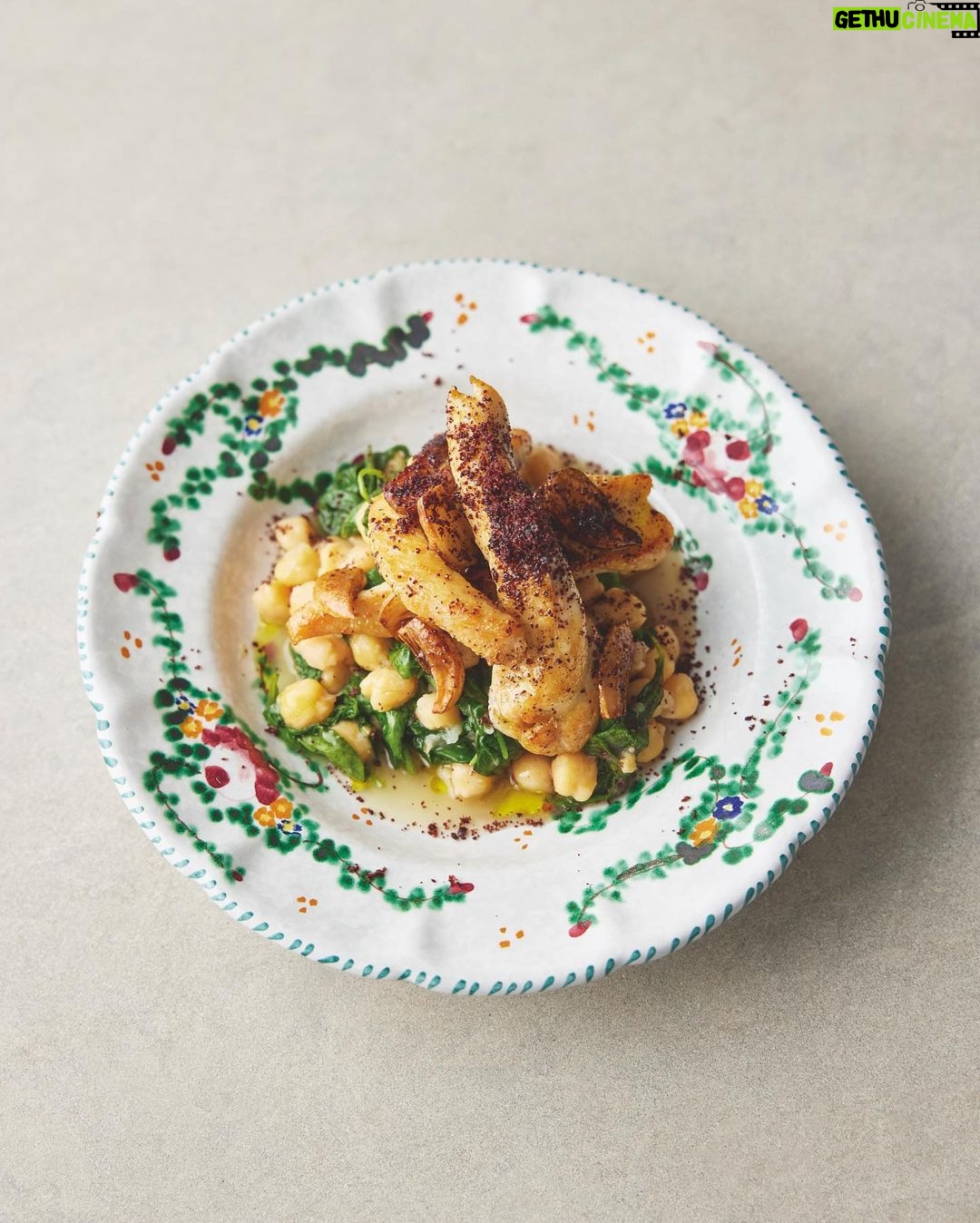 Jamie Oliver Instagram - I know how much you all love quick and easy recipes, so me and my team have popped a delicious collection of recipes from my new cookbook 5 Ingredients Mediterranean all in one place for you over on my website ! From flavour-packed pastas to one-pot wonders, this is easy cooking at its best and every recipe in the collection is on the table in 30 minutes or less !! Every recipe is also available with both metric and US measurements too ! Sign up for free through the link in my bio and let me know your favourite recipes in the comments ! #5IngredientsMed #quickandeasy #dinnerideas