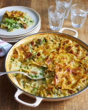 Jamie Oliver Instagram - If like me you’re a super busy parent I’ve created a brilliant 4 week budget friendly meal plan !! It’s a proper game changer this and a great way to start your 2024. It’s packed with loads of warming comforting recipes to help you save money, reduce waste and enjoy properly delicious food !! What are you waiting for hit the link in my bio to get it now x x x

#budgetfriendly #dinnerideas #recipes