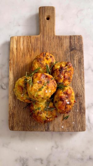 Jamie Oliver Instagram - I’ve got some more premium air fryer content for you guys here ! Put your lovely leftovers to good use with these bubble & squeak balls. Great as a little snack dipped in cranberry sauce, a side to your main or even whacked in an epic sandwich. Recipe link in my bio.....you know you wanna give these a try x x

#airfryer #leftovers #bubbleandsqueak