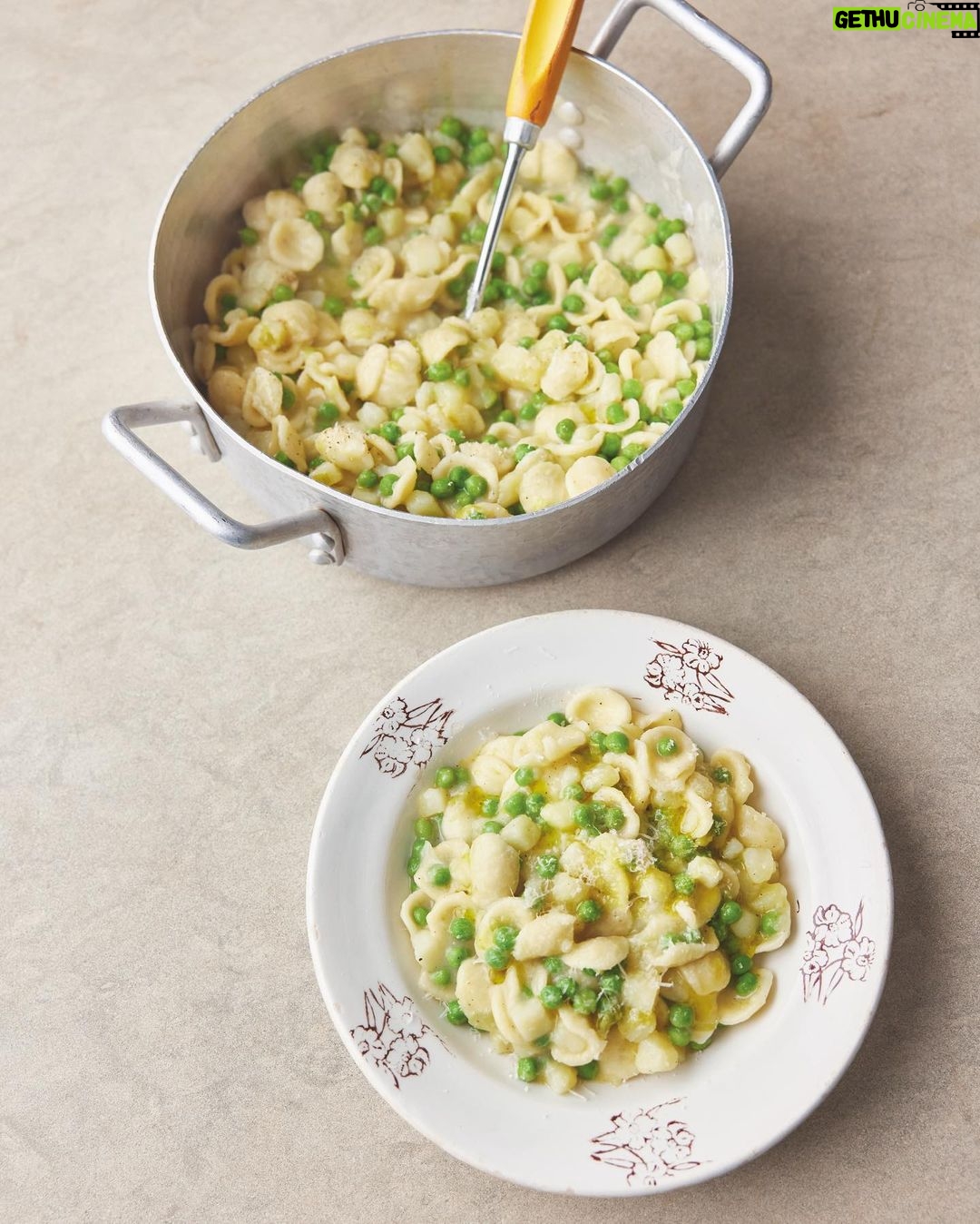 Jamie Oliver Instagram - Something I’ve always worked really hard on is a way to give all of you simple, affordable and quick recipes that are super easy to build into busy lives. So working with my team we’ve put together a hub on my website with loads of those recipes in it ! Every recipe provides both US and metric measurements and you can switch between categories and view more recipes. Hit the link in my bio to check it out x x x #5ingredients #quickandeasy #dinnerideas