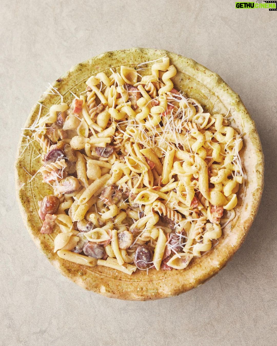 Jamie Oliver Instagram - Something I’ve always worked really hard on is a way to give all of you simple, affordable and quick recipes that are super easy to build into busy lives. So working with my team we’ve put together a hub on my website with loads of those recipes in it ! Every recipe provides both US and metric measurements and you can switch between categories and view more recipes. Hit the link in my bio to check it out x x x #5ingredients #quickandeasy #dinnerideas