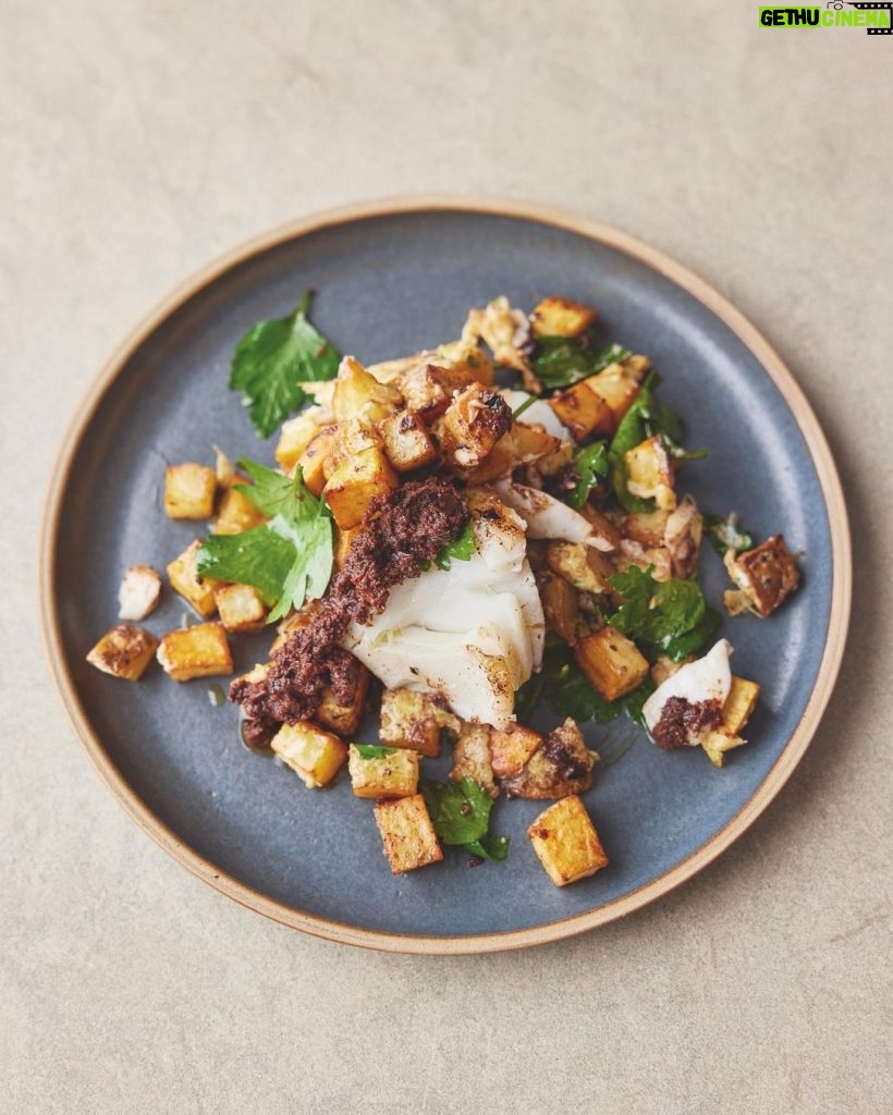Jamie Oliver Instagram - Something I’ve always worked really hard on is a way to give all of you simple, affordable and quick recipes that are super easy to build into busy lives. So working with my team we’ve put together a hub on my website with loads of those recipes in it ! Every recipe provides both US and metric measurements and you can switch between categories and view more recipes. Hit the link in my bio to check it out x x x #5ingredients #quickandeasy #dinnerideas