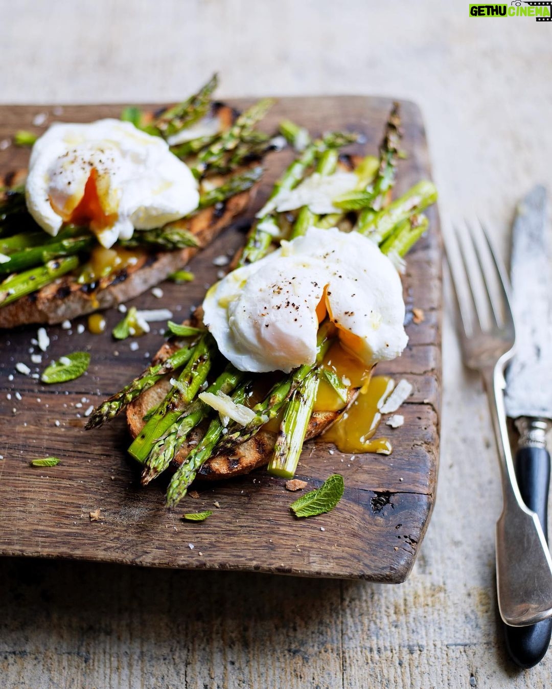 Jamie Oliver Instagram - Just leaving a few delicious brunch ideas for you all this morning, find the recipes in my bio and let me know what you’re all cooking today in the comments! Big love xx #brunch #brunchrecipes #sundayvibes