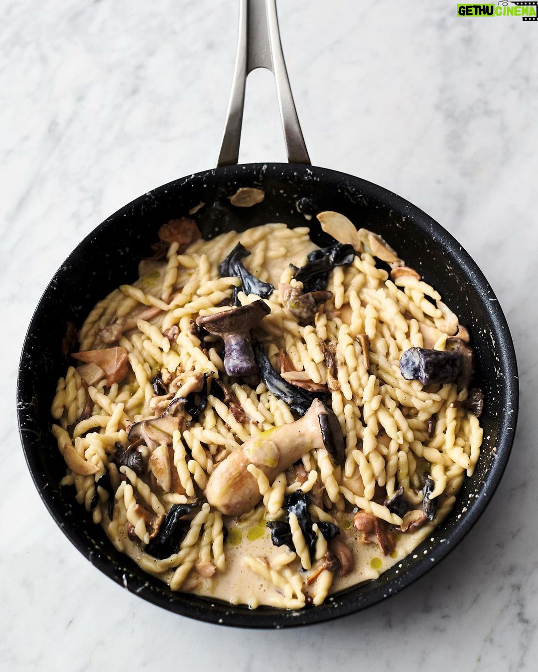 Jamie Oliver Instagram - So you can spend less but still enjoy tasty and nutritious meals me and my team have put together 11 beautiful budget-friendly pasta recipes ! Not only is pasta is an incredibly simple go to dish during the mid week madness, it’s also a brilliant base staple that enables you to use up many ingredients you may have to hand ! From super handy frozen veg, a stray tin of tuna or half a pack of beef mince that needs using up. Link in my bio to get your hands on all the recipes x x #pasta #budgetfriendly #dinnerideas