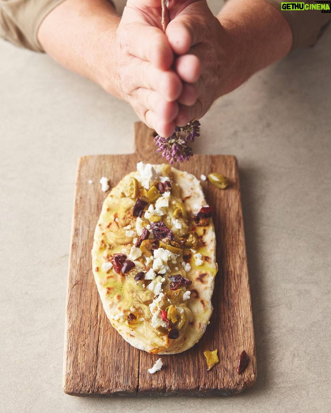 Jamie Oliver Instagram - Fancy some quick & easy mealtimes in 30 minutes or less....well look no further you lovely lot ! Hit the link in my bio for everything from flavour-packed pastas to one-pot wonders. This really is easy cooking at its best !! AND every recipe is shown in both US and metric measurements.....yep I’ve got you, big love x x x #5ingredientsmed #quickandeasy #dinnerideas