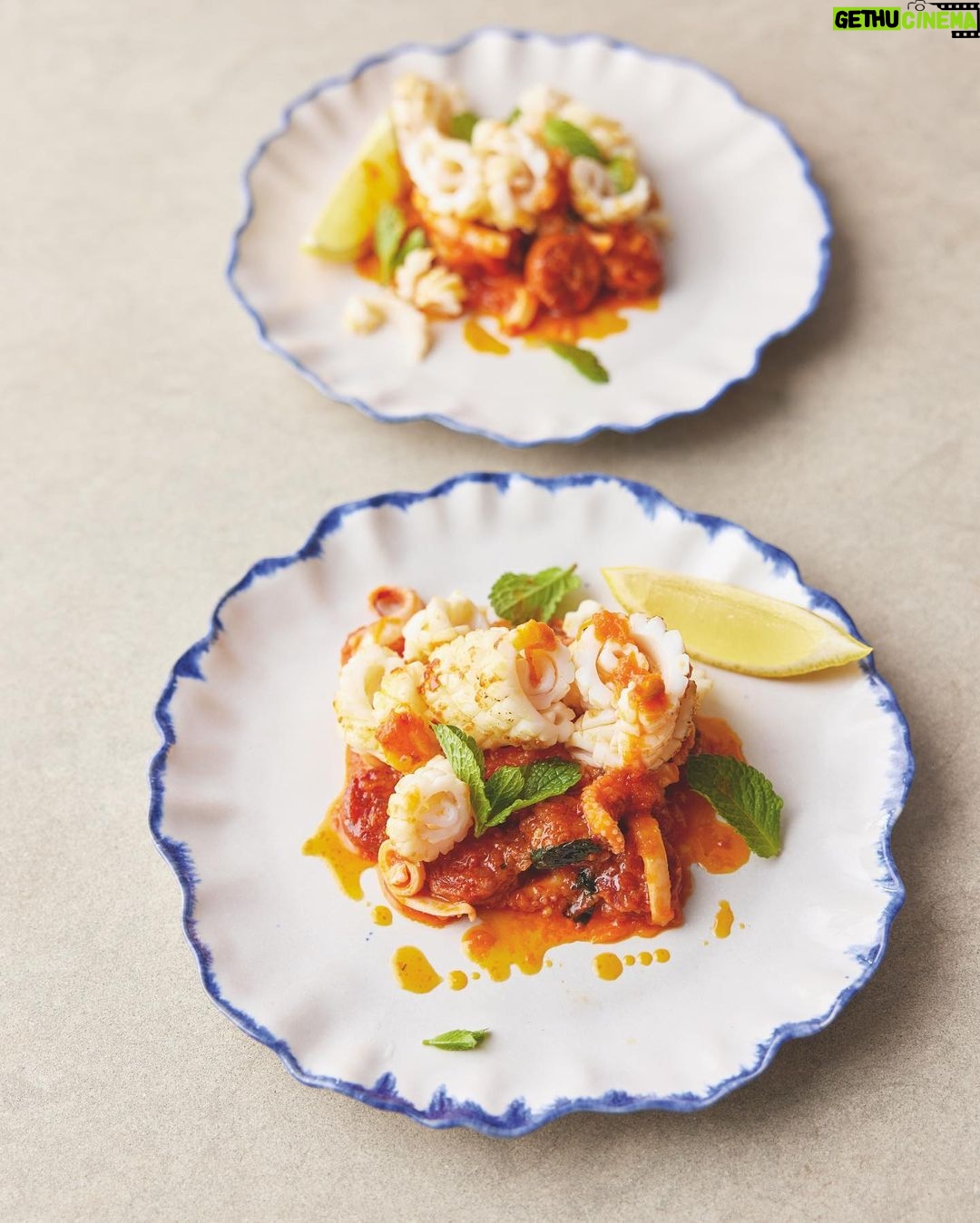 Jamie Oliver Instagram - Fancy some quick & easy mealtimes in 30 minutes or less....well look no further you lovely lot ! Hit the link in my bio for everything from flavour-packed pastas to one-pot wonders. This really is easy cooking at its best !! AND every recipe is shown in both US and metric measurements.....yep I’ve got you, big love x x x #5ingredientsmed #quickandeasy #dinnerideas