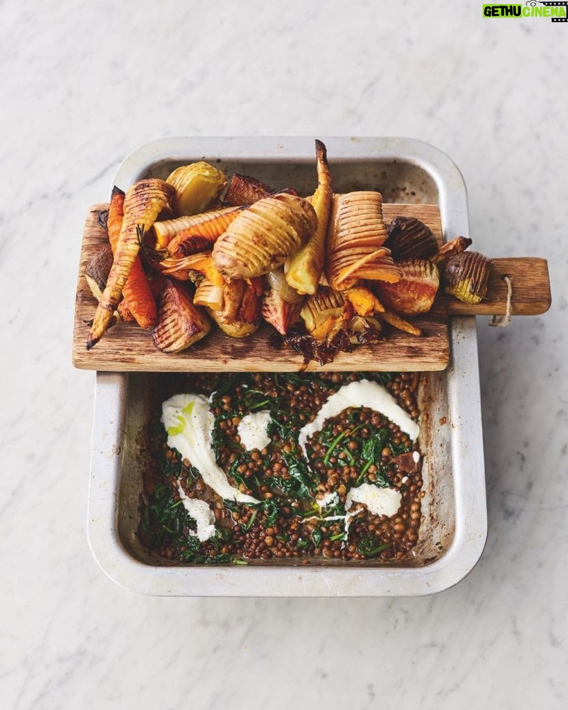 Jamie Oliver Instagram - We all know that feeling when it’s time for dinner after a long day and you just want something fast and easy to whack in the oven. Loads less washing up is a bonus too ha ha ! I’ve put together 16 simple oven baked dishes for you lovely lot for that exact reason and you can find the link for them all in my bio ! Xxx #dinnerideas #easycooking #traybake