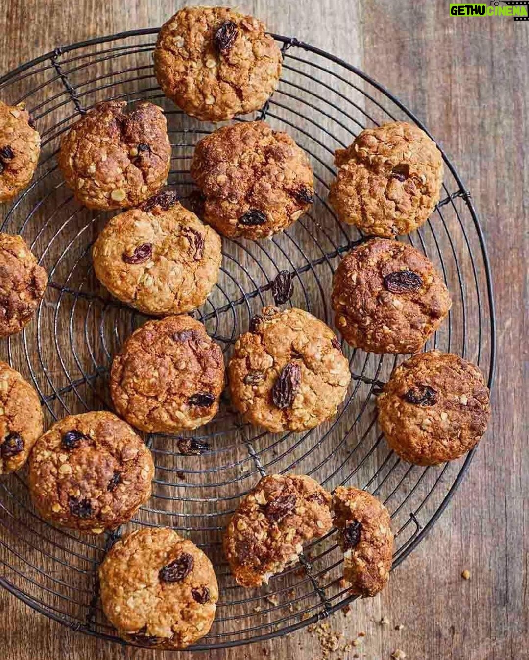 Jamie Oliver Instagram - I know so many of you have been asking for more air fryer recipes so me and my team have gathered together a whole host of delicious ideas for you all over on my website ! Hit the link in my bio and let me know your favourite ! jo xx #airfryer #airfryerrecipes #weekendvibes