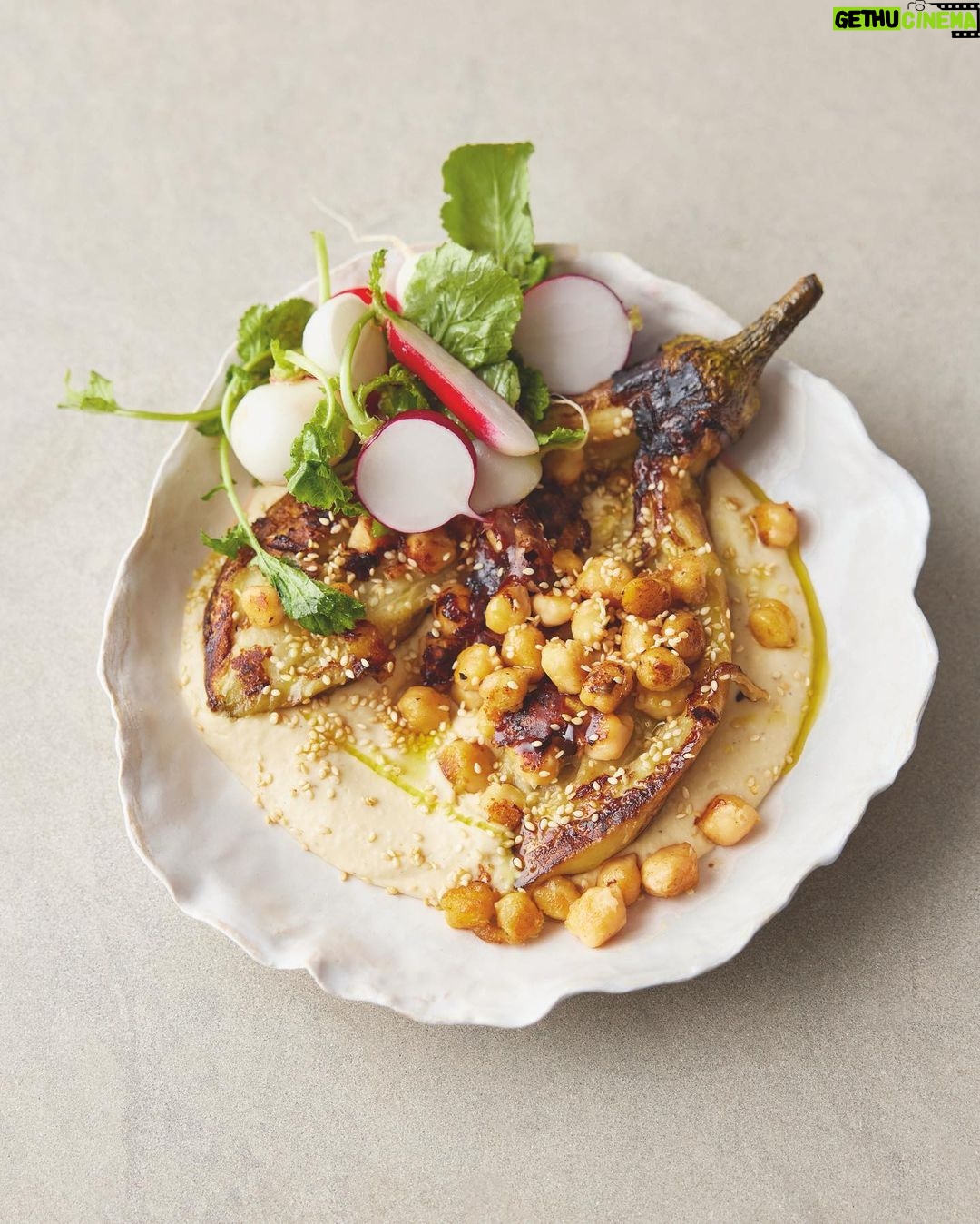 Jamie Oliver Instagram - I know how much you all love quick and easy recipes, so me and my team have popped a delicious collection of recipes from my new cookbook 5 Ingredients Mediterranean all in one place for you over on my website ! From flavour-packed pastas to one-pot wonders, this is easy cooking at its best and every recipe in the collection is on the table in 30 minutes or less !! Every recipe is also available with both metric and US measurements too ! Sign up for free through the link in my bio and let me know your favourite recipes in the comments ! #5IngredientsMed #quickandeasy #dinnerideas