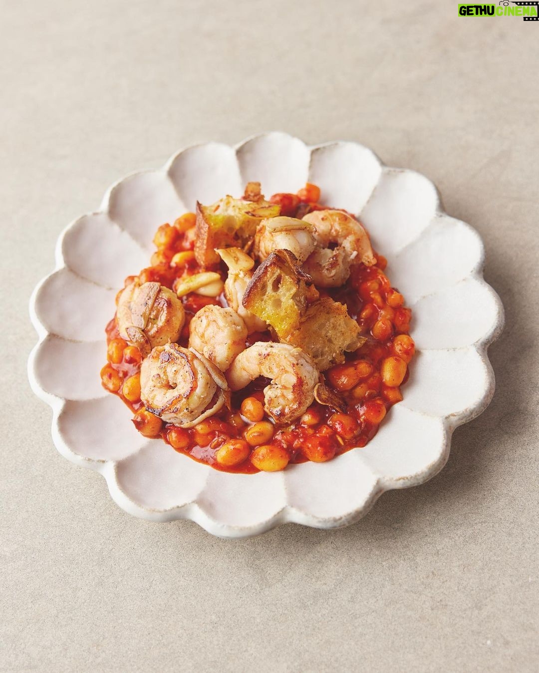 Jamie Oliver Instagram - I know how much you all love quick and easy recipes, so me and my team have popped a delicious collection of recipes from my new cookbook 5 Ingredients Mediterranean all in one place for you over on my website ! From flavour-packed pastas to one-pot wonders, this is easy cooking at its best and every recipe in the collection is on the table in 30 minutes or less !! Every recipe is also available with both metric and US measurements too ! Sign up for free through the link in my bio and let me know your favourite recipes in the comments ! #5IngredientsMed #quickandeasy #dinnerideas