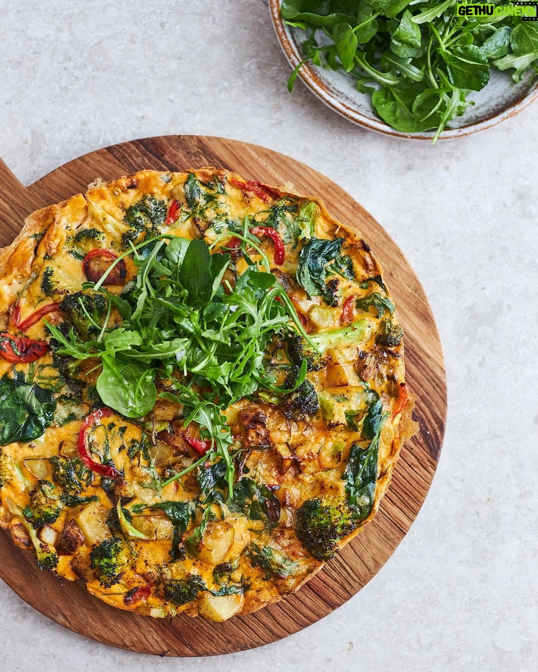 Jamie Oliver Instagram - What if I could tell you that by buying just 10 ingredients you could enjoy 3 delicious healthy midweek meals ? I absolutely love this meal plan and I think you will do too ! Hit the link in my bio for the full list of ingredients and how to make these three cracking recipes from them ! Jacket Spuds & Homemade Beans Potato, Pepper & Broccoli Frittata Smoky Veg Patties Big love x x x #mealprep #budgetfriendly #dinnerideas