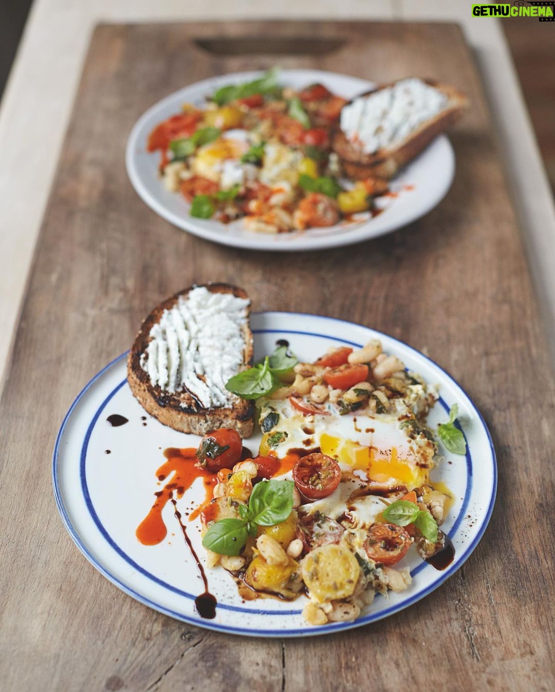 Jamie Oliver Instagram - There’s no better way to start the day than with a healthy, delicious and nutritious breakfast, it really does set you up for the day ahead whether you’re working from home or out and about! Hit the link in my bio for a whole host of lovely breakfast ideas x x #breakfast #mondaymotivation #breakfastideas