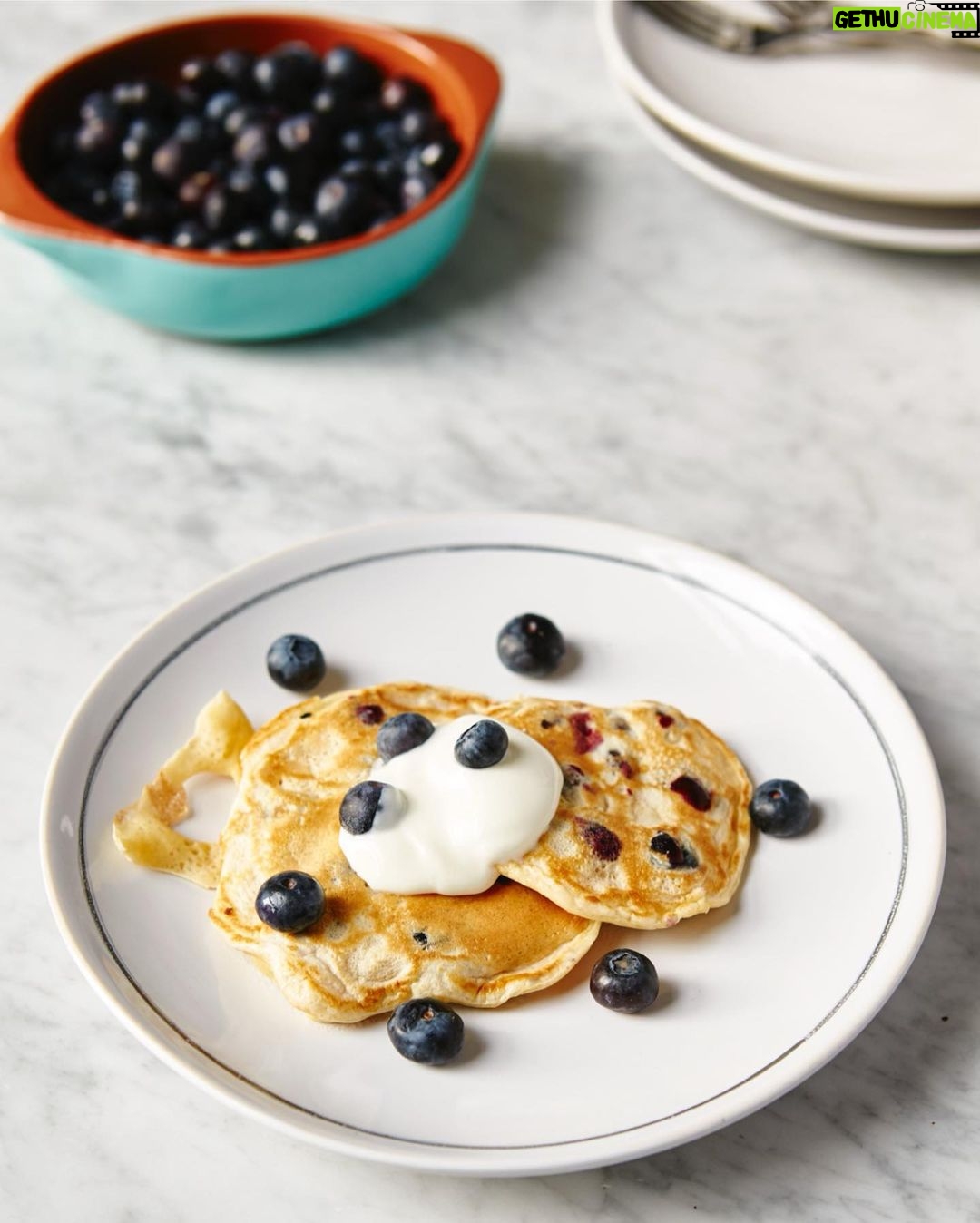 Jamie Oliver Instagram - There’s no better way to start the day than with a healthy, delicious and nutritious breakfast, it really does set you up for the day ahead whether you’re working from home or out and about! Hit the link in my bio for a whole host of lovely breakfast ideas x x #breakfast #mondaymotivation #breakfastideas