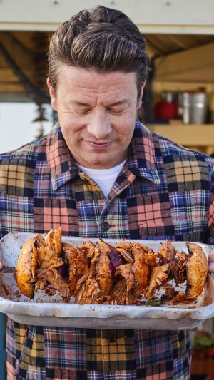 Jamie Oliver Instagram - I honestly can’t tell you enough just how delicious these crispy mushroom shawarma are. They’re absolutely packed full of flavour and trust me when I say that you won’t miss the meat !! You can find the recipe on page 68 in #JamiesVeg or hit the link in my bio x x

#mushroom #shawarma #dinnerideas