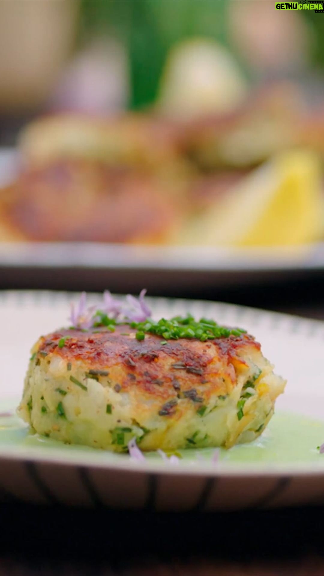 Jamie Oliver Instagram - I had so much fun developing this recipe with my team to hero the flavours of Cullen skink ! For anyone who doesn’t know Cullen skink is one of Scotland’s most famous dishes......it’s a hearty soup that is made with smoked haddock which inspired these crispy smoked haddock fishcakes. I serve them with a creamy chive and onion sauce for some seriously good comfort food ! Enjoy guys recipe link in my bio x x #fishcakes #dinnerideas #deliciousfood