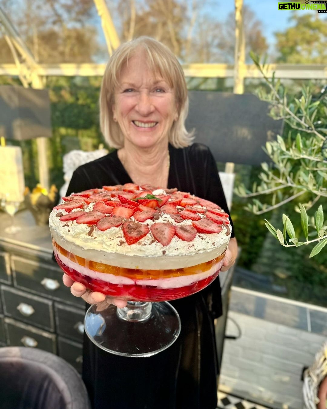 Jamie Oliver Instagram - Happy Mother’s Day to all mums out there but of course my own shining sparkling star my mum Sally Oliver ♥️ thanks mum you are amazing and I love you so much thanks for all the good times….I’m always so grateful for a loving childhood and wonderful memories…..love you mum ….see you soon jox x x Happy Mothers Day