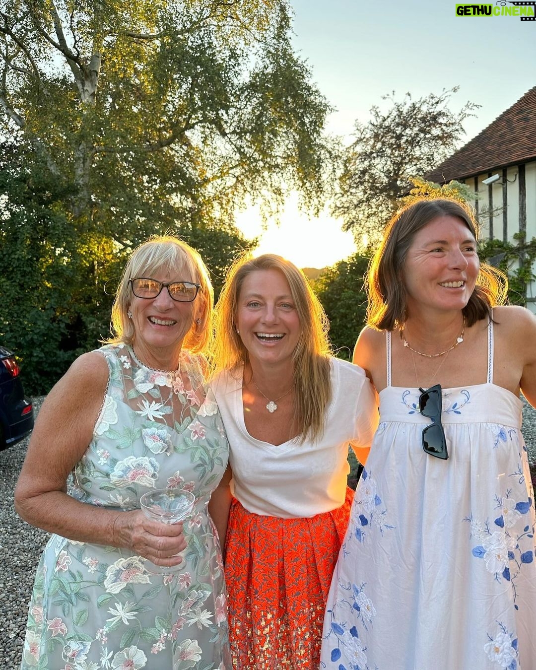 Jamie Oliver Instagram - Happy Mother’s Day to all mums out there but of course my own shining sparkling star my mum Sally Oliver ♥️ thanks mum you are amazing and I love you so much thanks for all the good times….I’m always so grateful for a loving childhood and wonderful memories…..love you mum ….see you soon jox x x Happy Mothers Day
